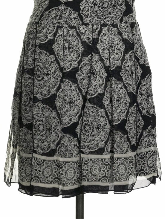 White House Black Market Dresses & Skirts - White House Black Market Black and White Medallion Midi Scarf Skirt Size 12